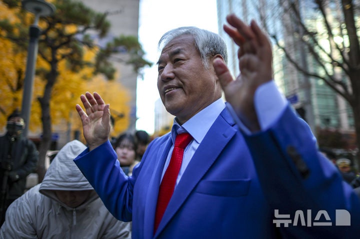 경찰, '<b>서부지법</b> 난동 배후' 혐의 <b>전광훈</b> 21일 <b>재소환</b> 통보