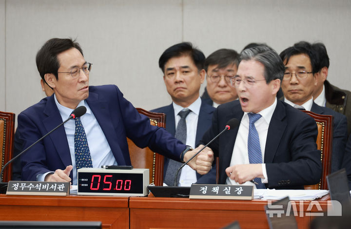 [서울=뉴시스] 고승민 기자 = 김용범 대통령비서실 정책실장이 18일 서울 여의도 국회에서 열린 운영위원회 전체회의에서 김은혜 국민의힘 의원의 전세 관련 질의를 듣던 중 가족이 언