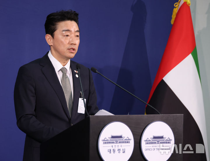[아부다비=뉴시스] 최동준 기자 = 강훈식 대통령비서실장이 18일(현지 시간) 아랍에미리트(UAE) 아부다비 한 호텔 한국프레스센터에서 이재명 대통령 전략경제협력 특사 성과 관련 브리핑을 하고 있다. 2025.11.