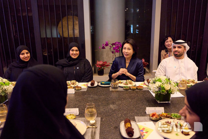 [아부다비=뉴시스] 최동준 기자 = 이재명 대통령과 함께 아랍에미리트(UAE)를 방문 중인 김혜경 여사가 18일 아부다비 한식당에서 'UAE 소재 대학 한류동호회' 오찬 간담회를 