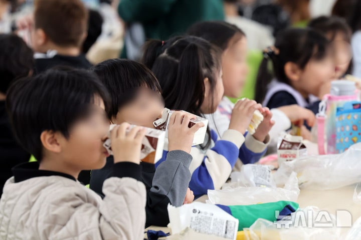 <b>학교 비정규직 파업</b>…학부모들 "아이 점심 어떡해" "그 분들도 오죽했으...