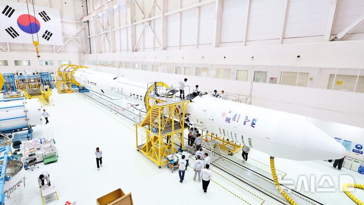 [서울=뉴시스]19일 전라남도 고흥에 위치한 나로우주센터 조립동에서 연구진들이 누리호 4차 발사 총조립 작업을 수행하고 있다. (사진=우주항공청 제공)
