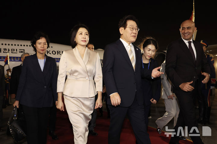 [카이로=뉴시스] 최동준 기자 = 이집트를 공식 방문한 이재명 대통령과 김혜경 여사가 19일(현지 시간) 카이로 국제공항에서 이동하고 있다. 2025.11.20. photocdj@