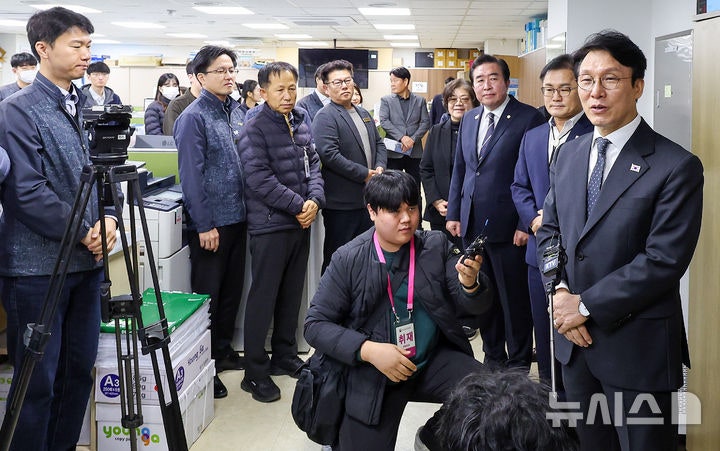 경주시청 교통과 찾아 <b>격려</b>하는 <b>김민석 총리</b>