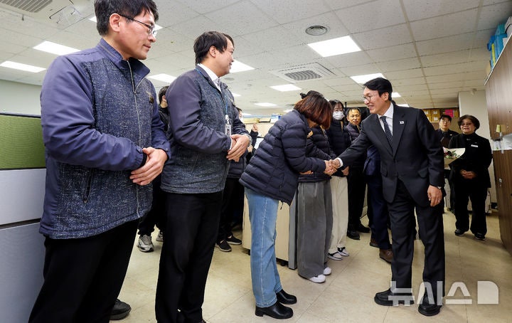 경주시청 교통과 직원들 <b>격려</b>하는 <b>김민석 총리</b>