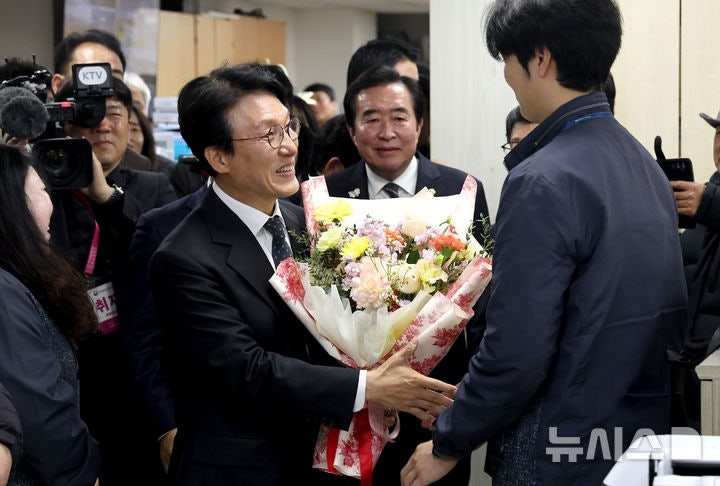 <b>경주시청</b> 도로과 직원들 격려하는 <b>김민석 총리</b>