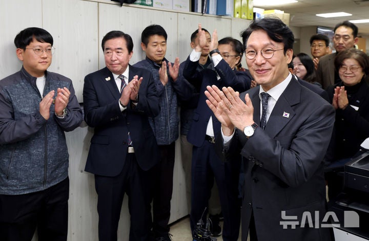 <b>경주시청</b> 도로과 찾아 격려하는 <b>김민석 총리</b>