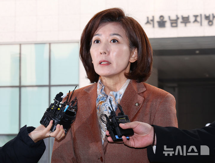 [서울=뉴시스] 황준선 기자 = 나경원 국민의힘 의원이 20일 오후 서울 양천구 서울남부지방법원에서 열린 국회 '패스트트랙 충돌' 사건 선고 기일에 출석하며 입장을 밝히고 있다. 여야는 지난 2019년 4월 고위공직