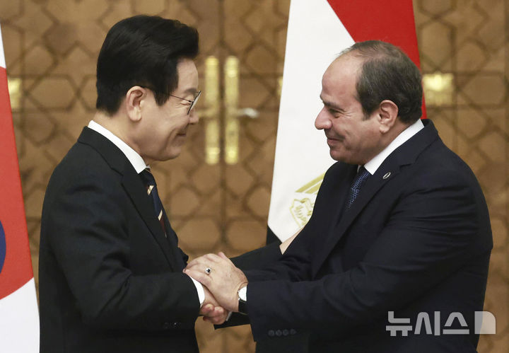 [카이로=뉴시스] 최동준 기자 = 이집트를 공식 방문 중인 이재명 대통령이 20일(현지 시간) 카이로 대통령궁에서 압델 파타 알시시 대통령과 한-이집트 공동언론발표를 마친 뒤 악수