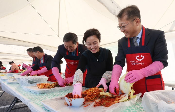 '2025 <b>임실 아삭아삭 김장</b> 페스티벌' 김장체험하는 부군수