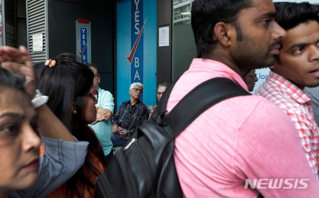 [뭄바이=AP/뉴시스] 22일(현지 시간) 파이낸셜타임스(FT)에 따르면 시장조사기관 딜로직은 올해 들어 외국 기업이 참여한 인도 금융 부문 거래 규모가 80억 달러로, 지난해 23억 달러, 2023년 14억 달러에