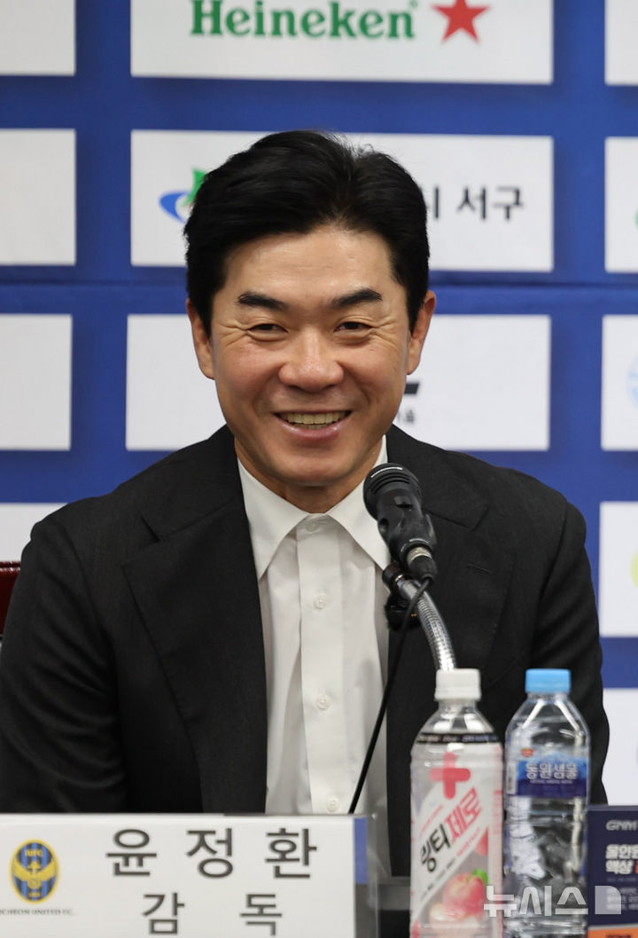 '챔피언' 인천, <b>윤정환 감독</b>과 <b>재계약</b>…내년 K리그1서도 동행