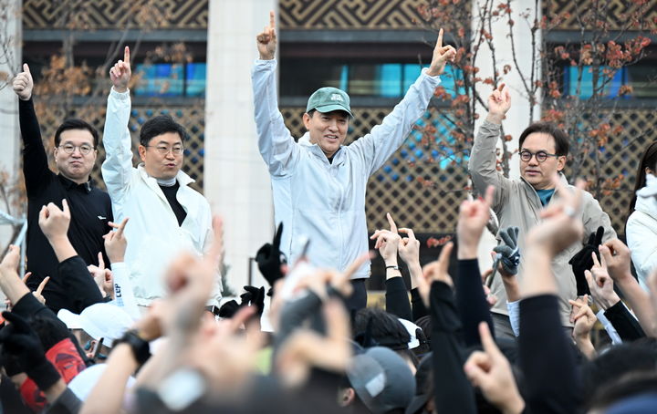 [서울=뉴시스] 오세훈 서울시장이 23일(일) ‘2025 YTN 서울투어 마라톤'에서 참가자들을 응원하고 있다. 2025.11.23. (사진=서울시 제공) *재판매 및 DB 금지