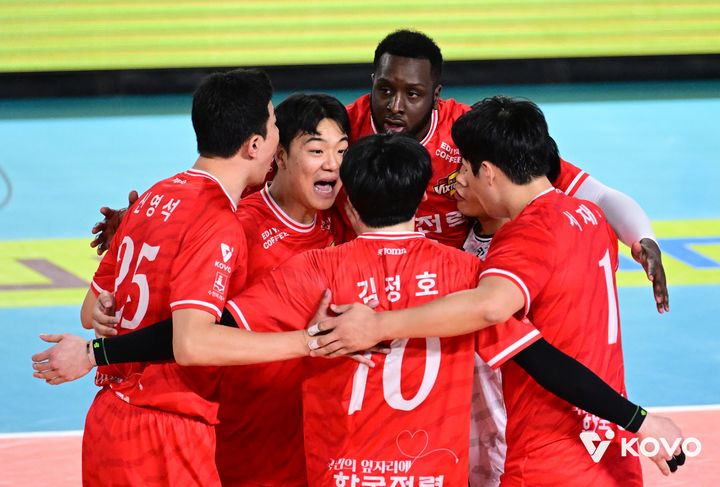 '베논 트리플크라운' <b>한국전력</b>, 삼성화재 3-1로 꺾고 <b>3위 도약</b>