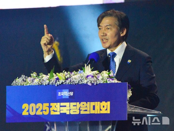 <b>조국</b>, 당대표 취임 일성 '개헌·주거권 보장'…檢 <b>개혁</b>은 언급 안해