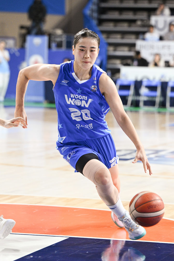 여자<b>농구</b> <b>우리은행</b>, <b>신한은행</b> 75-51 완파…2연패 후 개막 첫 승