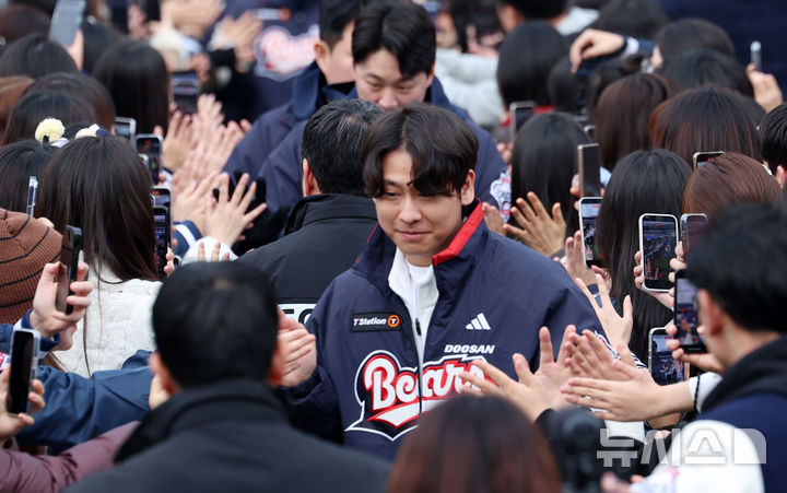 <b>두산</b> 팬들과 인사하는 <b>박찬호</b>