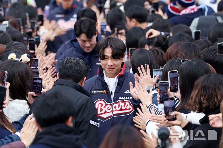 <b>박찬호</b>, <b>두산 팬</b>들과 인사