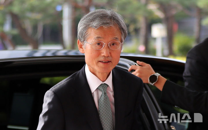 [서울=뉴시스] 김혜진 기자 = 조희대 대법원장이 21일 서울 서초구 대법원으로 출근하고 있다. 2025.10.21. jini@newsis.com