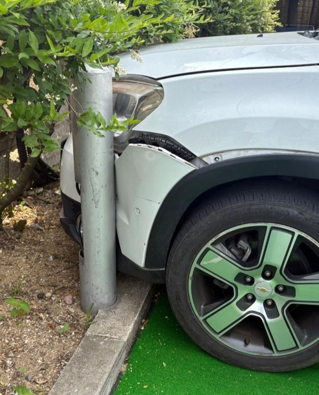 [뉴시스] 충격을 받은 앞 차가 밀려나 가로등과 안전 구조물 등에 박힌 모습. (사진 = 보배드림 캡처) 2025.11.24. *재판매 및 DB 금지