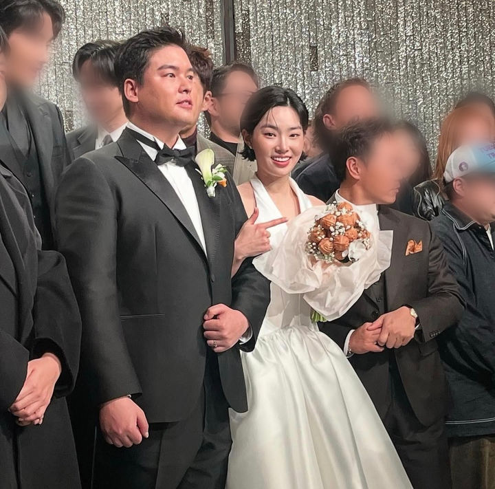 <b>이장우</b><b>조혜원</b> 결혼식 답례품으로 '<b>호두과자</b>' 등장…왜?
