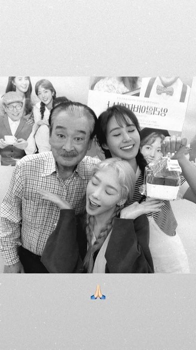 소녀시대 태연, 故 <b>이순재</b> 추모…흑백 사진으로 전하는 <b>그리움</b>