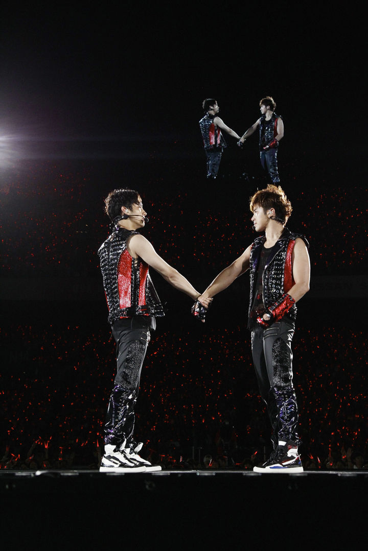 <b>동방신기</b>, 日 <b>닛산스타디움</b> 세 번째 입성 "해외 아티스트 최초"