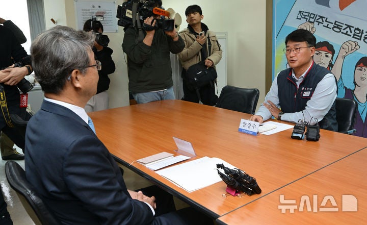 <b>경사노위</b> <b>민주노총</b>과 26년만 <b>회동</b>