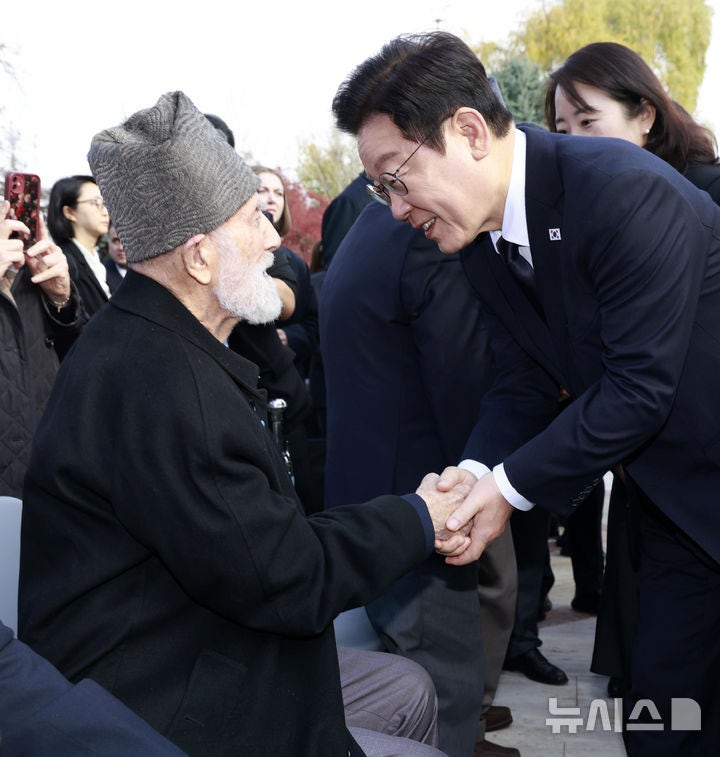 李, <b>튀르키예 한국전 참전</b> 기념탑 헌화…생존용사 손 잡고 "감사합니다...