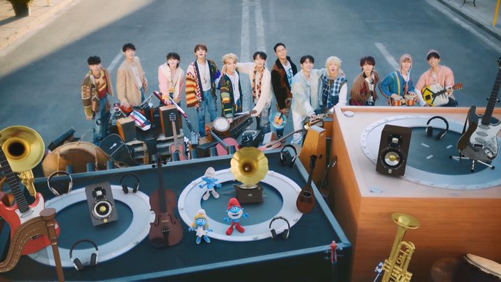 스머프 만난 <b>세븐틴</b>, '<b>음악의 신</b>' 스페셜 뮤직비디오 공개