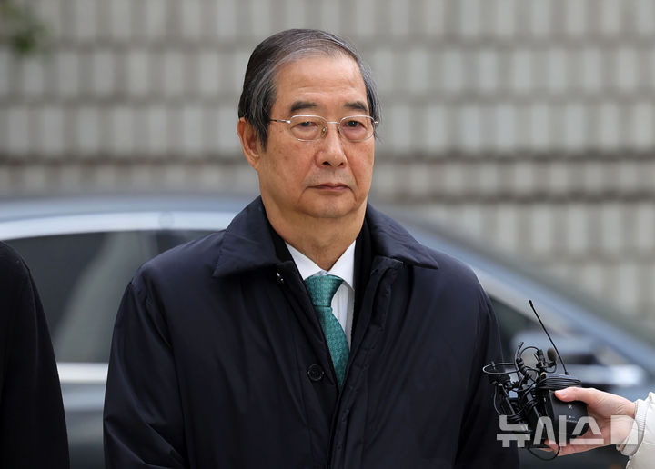 [서울=뉴시스] 홍효식 기자 = 12·3 비상계엄 관련 내란 방조 등 혐의를 받는 한덕수 전 국무총리가 26일 서울 서초구 서울중앙지방법원에서 열린 결심 공판에 출석하고 있다. 2025.11.26. yesphoto@