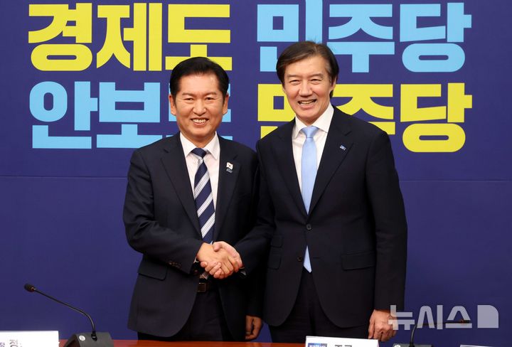 [서울=뉴시스] 조성봉 기자= 정청래 더불어민주당 대표가 26일 오전 서울 여의도 국회에서 조국 조국혁신당 대표를 접견하며 악수를 하고 있다. 2025.11.26. suncho21@newsis.com