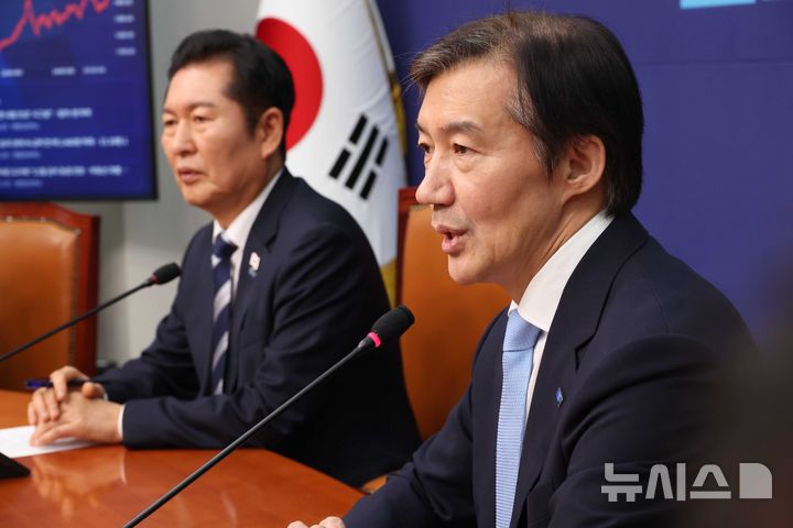 [서울=뉴시스] 조성봉 기자= 조국 조국혁신당 대표가 26일 오전 서울 여의도 국회에서 정청래 더불어민주당 대표를 예방하며 인사말을 하고 있다. 2025.11.26. suncho21@newsis.com