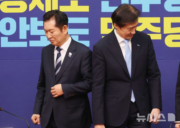 [서울=뉴시스] 조성봉 기자= 정청래 더불어민주당 대표와 조국 조국혁신당 대표가 26일 오전 서울 여의도 국회에서 면담을 나누기 전 기념촬영을 마치고 자리로 향하고 있다. . 2025.11.26. suncho21@n