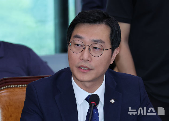 [서울=뉴시스] 김금보 기자 = 장경태 더불어민주당 의원이 16일 서울 여의도 국회에서 열린 법제사법위원회 국정감사에서 정상우 감사원 사무총장에게 질문을 하고 있다. 2025.10.16. kgb@newsis.com