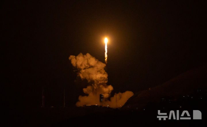 [여수=뉴시스] 황준선 기자 = 한국형 발사체 누리호가 27일 새벽 전남 고흥군 나로우주센터에서 발사되고 있다.  민간 기업인 한화에어로스페이스가 기술 이전을 통해 발사체 제작 전