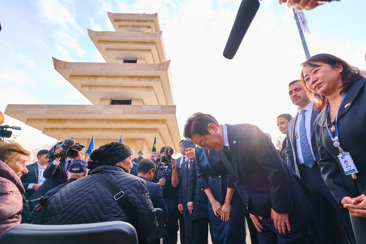 <b>참전용사</b>에게 <b>인사</b>하는 <b>이재명</b> 대통령