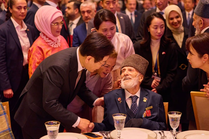 한국전쟁 <b>참전용사</b>들과 <b>인사</b>하는 <b>이재명</b> 대통령