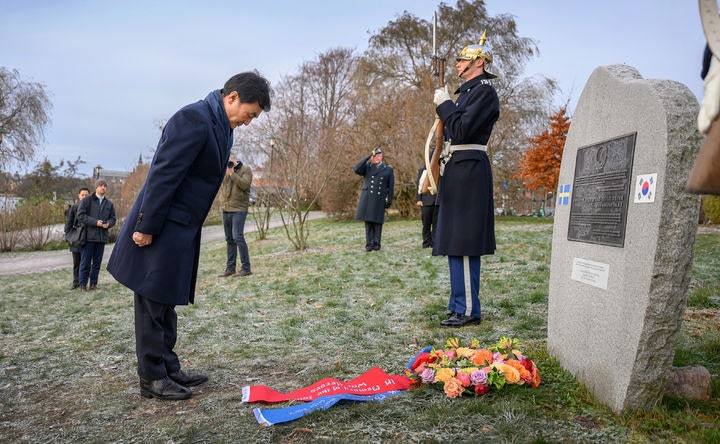 <b>스웨덴 6.25 참전비</b> 참배하는 <b>안규백</b> 국방부 장관