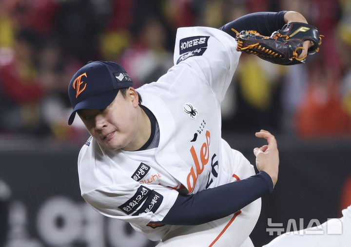 프로야구 KT, FA <b>강백호 보상선수</b>로 한화 투수 <b>한승혁</b> 지명