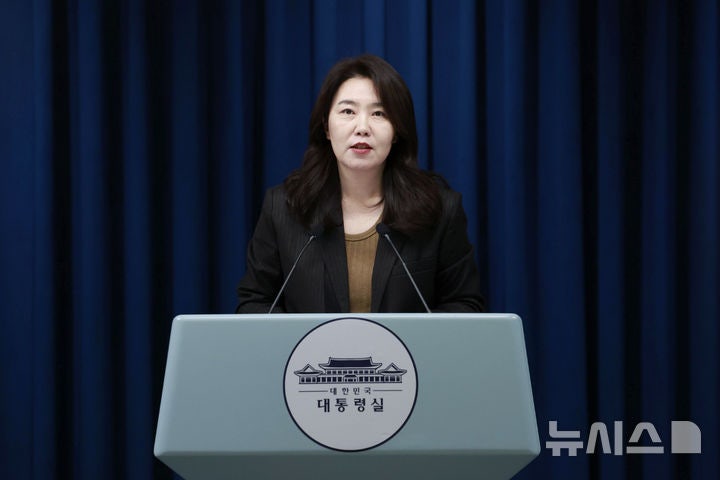 이 <b>대통령</b>, <b>국정원</b> <b>방문</b>해 업무보고 받아…"<b>국정원</b> 악용되는 경우 있어...