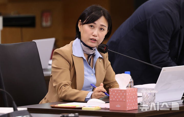 與 "<b>추경호</b> 전 원내대표 구속은 내란당 심판 신호탄 될 것"