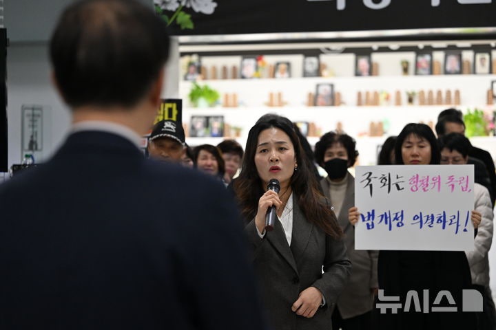<b>제주항공</b> 유족회 "사조위 독립성 요구"…삭발·노숙농성