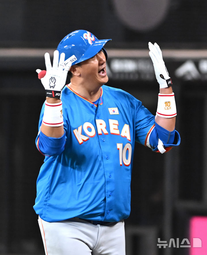 이대호 솔로포·오승환 1이닝 무실점…한국 레전드, 일본 7-1로 꺾고 설...