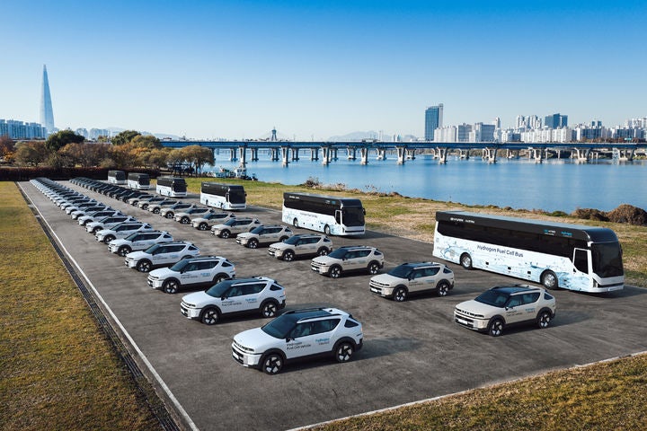 [서울=뉴시스] 현대차그룹이 오는 2~4일 서울에서 열리는 ‘수소위원회 CEO 서밋’에 지원하는 디 올 뉴 넥쏘와 유니버스 수소전기버스 모습. 현대차그룹은 행사 기간 모든 이동 수단을 수소전기차로 운영하며 한국 수소