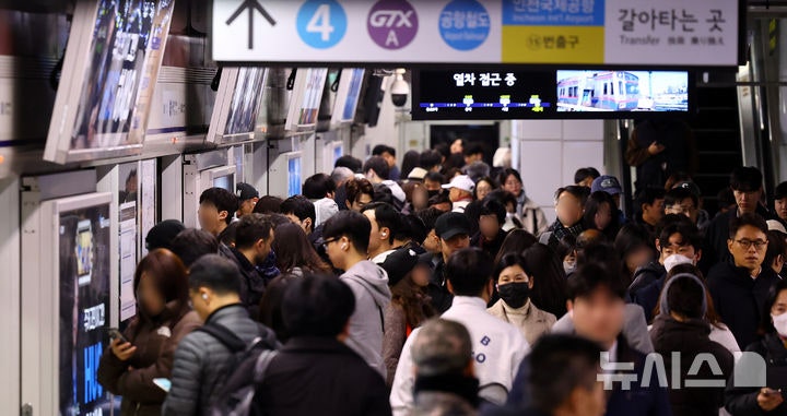 서울<b>지하철노조</b>, 오늘부터 '<b>준법운행</b>'… 열차 지연 가능성 [뉴시스Pic]