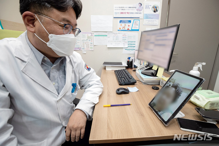 [서울=뉴시스] 최동준 기자 = 서울 도봉구의 한 병원에서 비대면진료 시범사업 관련 비대면진료 실행 과정을 시연하고 있다. (공동취재사진) 2023.05.30. photo@news