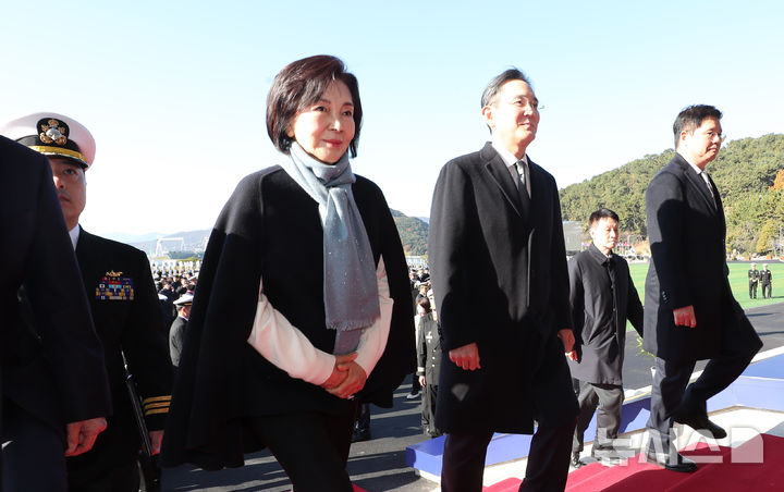 [창원=뉴시스] 차용현 기자 = 이재용 삼성전자 회장과 홍라희 삼성미술관 명예관장이 28일 경남 창원시 진해구 해군사관학교 연병장에서 열린 제139기 해군 해병대 사관후보생 수료 및 임관식에 참석하고 있다. (공동취