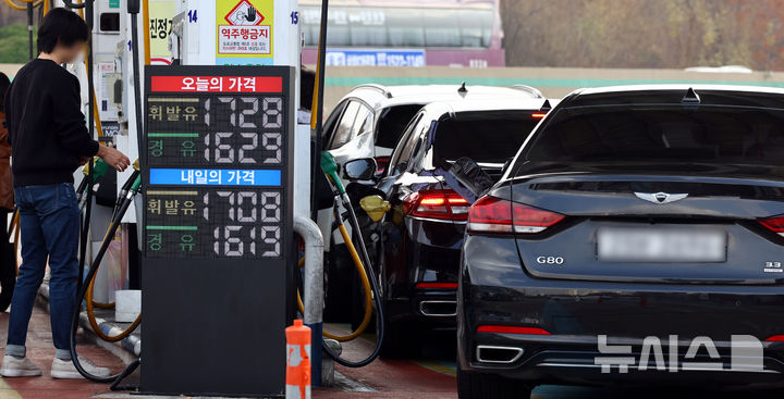 [서울=뉴시스] 박주성 기자 = 서울 서초구 만남의광장 주유소 모습. 2025.11.30. park7691@newsis.com