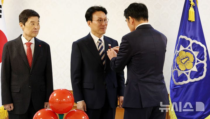 <b>김민석 총리</b>, <b>사랑의 열매</b> 성금 전달